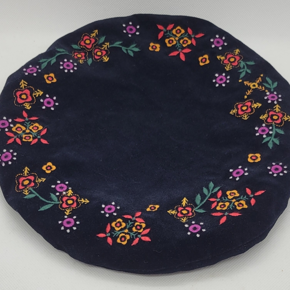 Vintage GAP Black Velvet Embroidered Beret